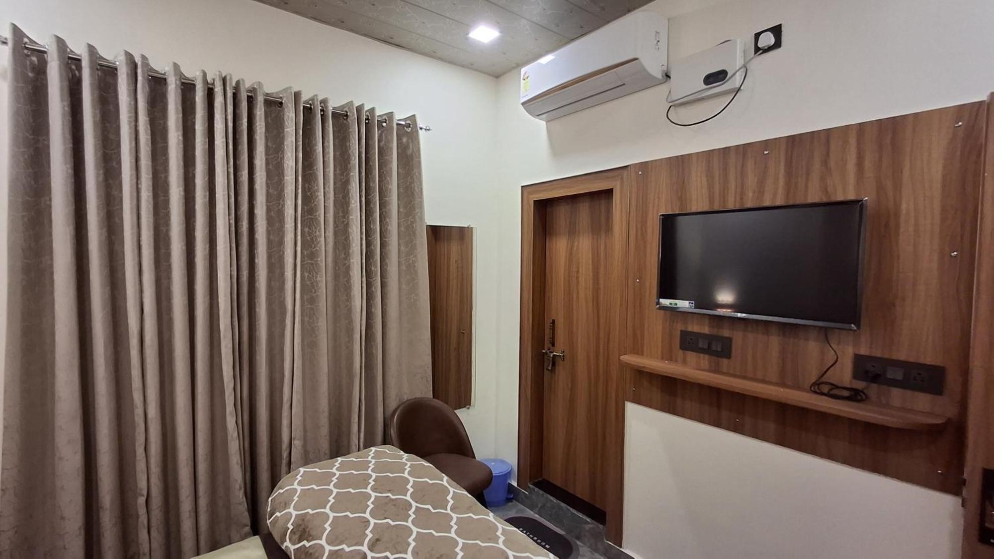 Shri Harihar Dham Hotel Mathura Eksteriør billede